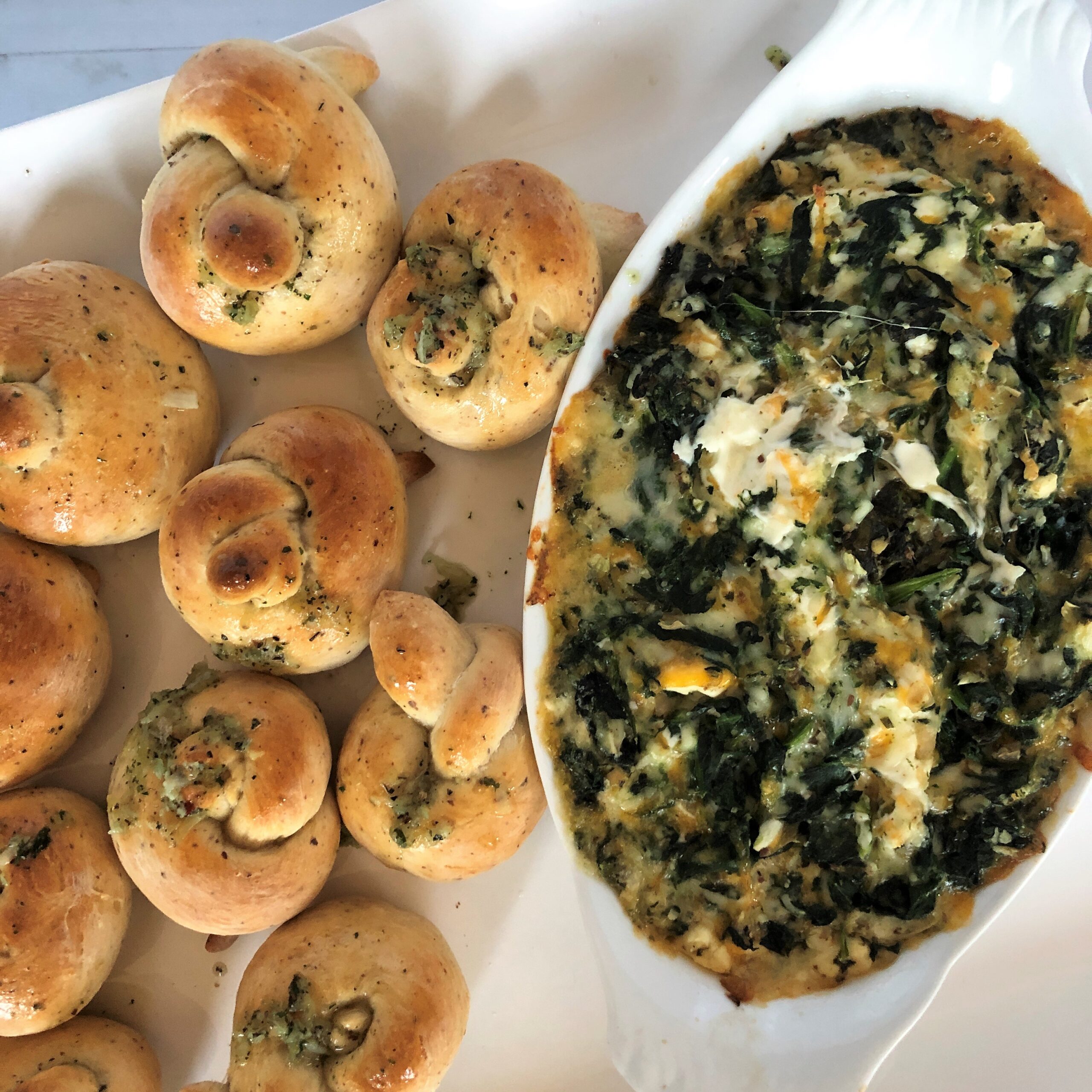 Garlic Knots With Spinach Dip